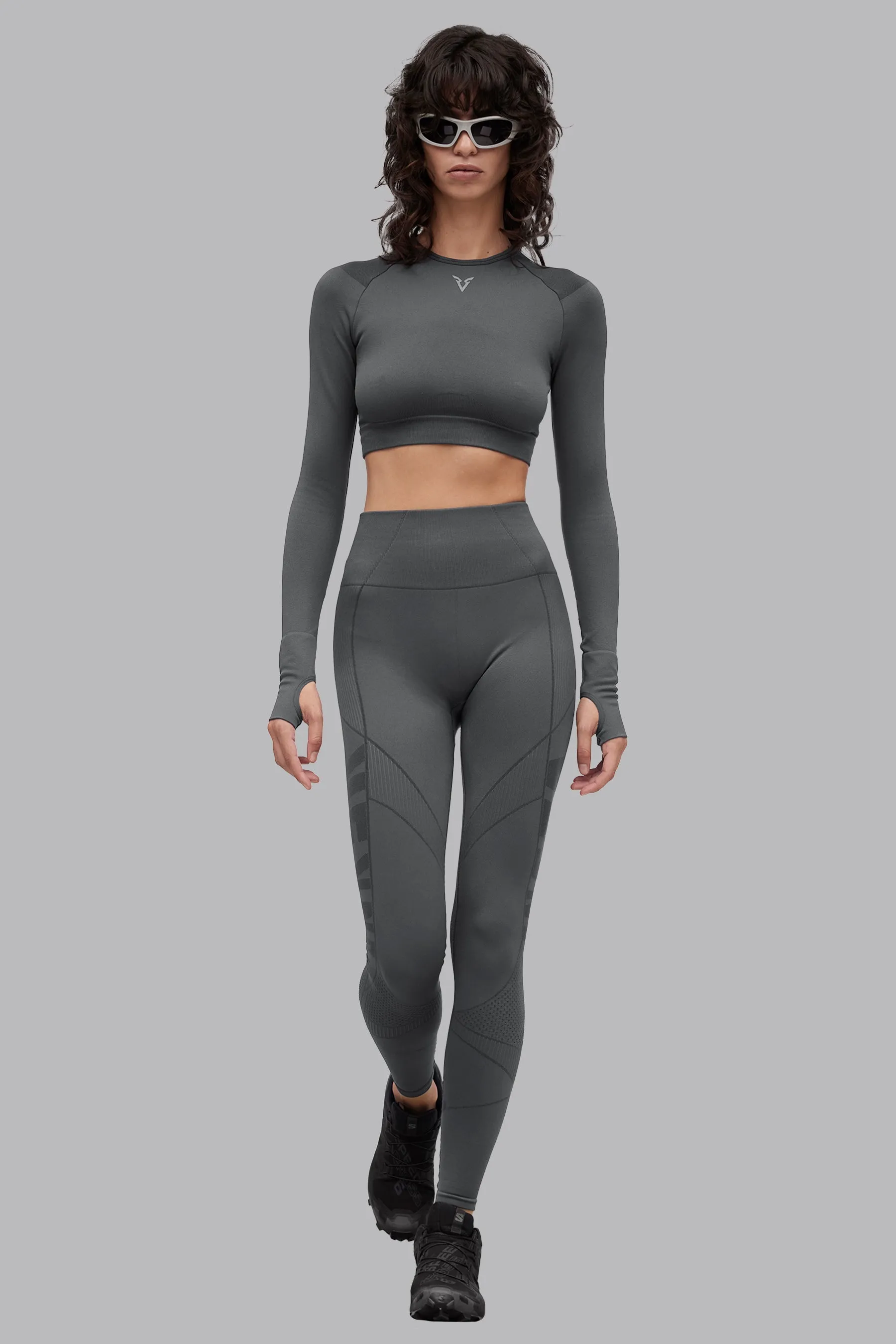 V_COMPRESS CROPPED SEAMLESS LONG SLEEVE TOP - Dark Gray