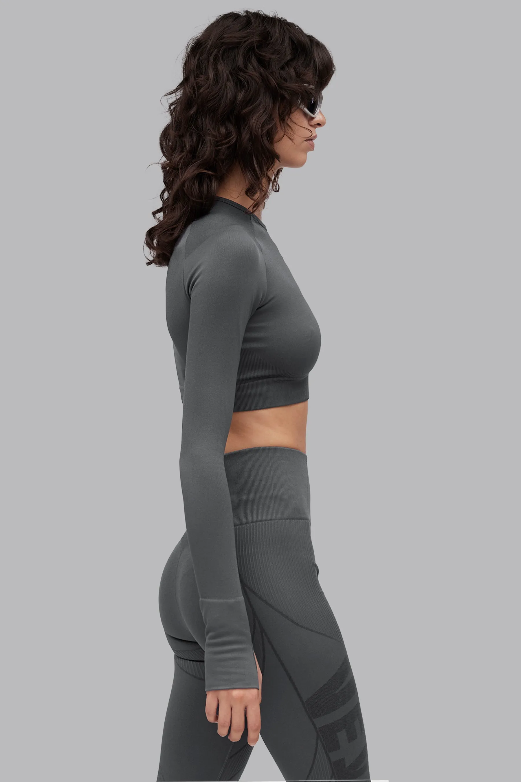 V_COMPRESS CROPPED SEAMLESS LONG SLEEVE TOP - Dark Gray